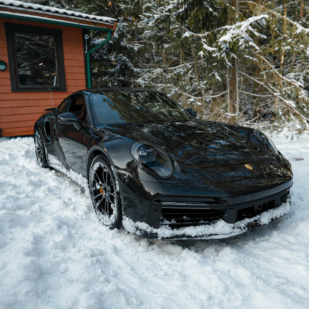 Porsche 911 Turbo S in snow